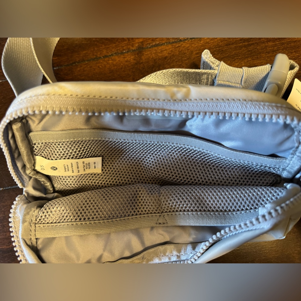 NWT Lululemon Everywhere Belt Bag Crossbody Extended Strap Silver Drop Unisex - Picture 7 of 9